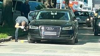 Audi 8 na raskrsnici na Grbavici: Policija traži drogu!