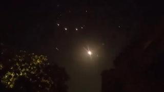 Video / Čuju se eksplozije, izraelski odbrambeni sistem presreće iranske dronove