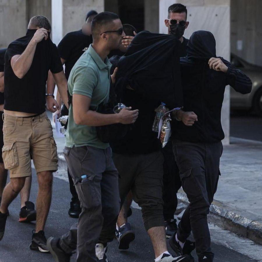 Hrvat, Albanac i tri Grka glavni osumnjičeni za ubistvo navijača AEK-a: Pogledajte fotografije dovođenja navijača pred sud