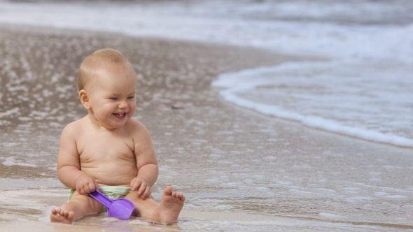 beba na plaži - Avaz