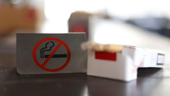 Zabrana pušenja u svim zatvorenim javnim prostorima - Avaz