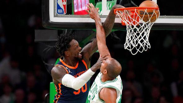 New York Knicks forward Julius Randle (30) drives to the basket to score as Boston Celtics center Al Horford, right, defends during the first half of an NBA basketball game Thursday, Jan. 26, 2023, in Boston - Avaz