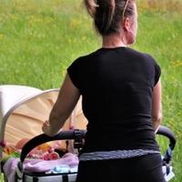 Tri su rizika kada s bebom izlazite na sunce: Ne prekrivajte kolica debelim tkaninama