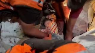 Trenutak spašavanja bebe iz ruševina kuće u Gazi, majka i sestra poginule