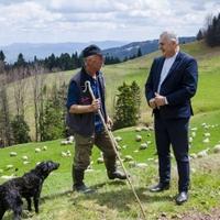 Ministar Marić u posjeti ovčarima i graditeljima puta u Željeznom Polju kod Žepča