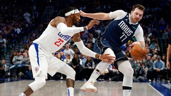 Dallas Mavericks guard Luka Doncic (77) loses his balance while dribbling against Los Angeles Clippers forward Robert Covington (23) during the second half of an NBA basketball game in Dallas - Avaz