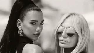 Dua Lipa dizajnira za „Versace“: Pjevačica osvojila Donatelu talentom