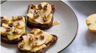 Hrskavi tostirani hljeb sa sirom i jabukama iznenađuje okusom