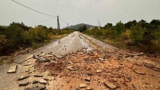 Snažno nevrijeme u Hercegovini, cestu u Ljubuškom raznio grom