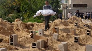 U dvorištu bolnice Al-Shifa otkrivena masovna grobnica