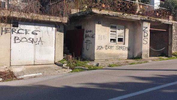 Natpisi u ulici iznad objekta - Avaz