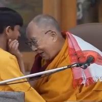 Dalaj Lama uputio izvinjenje dječaku kojeg je poljubio: "Prevazišao sam zadovoljstvo"