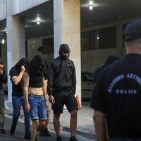 "Sakrili" se pod kapuljače: Pogledajte slike hapšenja huligana u Atini