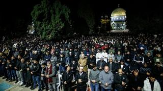 Najmanje 35.000 muslimana klanjalo teraviju u Al-Aksi uprkos izraelskim ograničenjima
