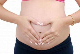 Zašto trudnice na porođaju ne smiju imati nalakirane nokte?