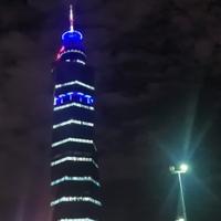 "Avaz Twist Tower" u plavoj boji u znak podrške osobama s autizmom