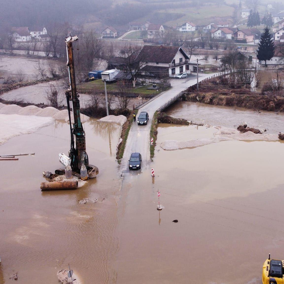 Snimci iz zraka / Lašva poplavila brojne kuće, probila i nasip gradilišta brze ceste
