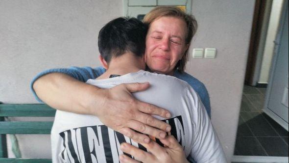 Hamza Muminović sa majkom nakon njegovog pronalaska - Avaz