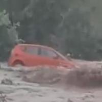 Video / Apokaliptične scene u Sapni: Voda nosi automobil, prekinute putne komunikacije