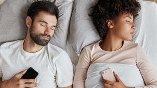 Spavate li s mobitelom pored glave: Niste ni svjesni opasnosti