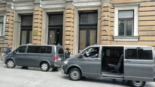Video + foto / Opsadno stanje ispred suda u Sarajevu, duge cijevi, specijalci: Amel Sejfović doveden na suđenje
