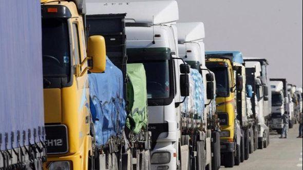 Kamioni satima stoje na granicama - Avaz