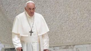 Papa Franjo još pati od prehlade, ograničio govore u javnosti
