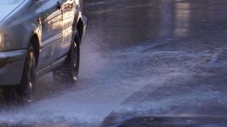 BIHAMK: Na pojedinim dionicama saobraćaj potpuno obustavljen zbog izlijevanja vode na kolovoz