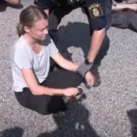 Nakon što je uhapšena zbog neposluha: Policajci opet uklonili Gretu Tunberg s protesta