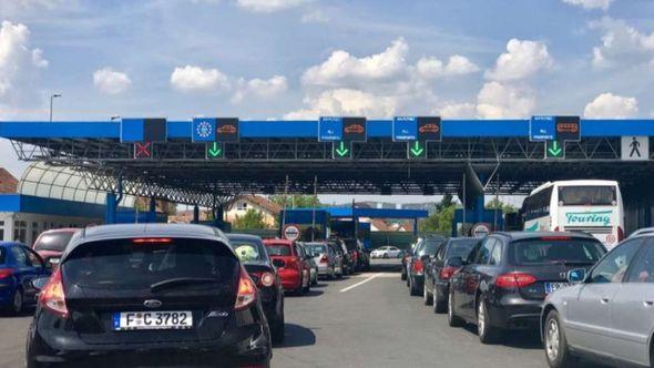 Duge kolone vozila na izlazu iz BiH - Avaz