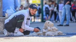 Foto / Adi izrađuje skulpture psa od pijeska 