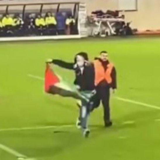 Video / Ovo nismo vidjeli u prijenosu: Navijač BiH utrčao na teren sa zastavom Palestine