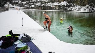 Kupači uživaju u hladnoj vodi u Krakovu