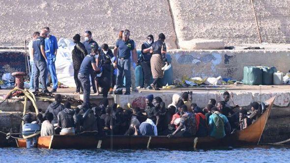 Čamac s migrantima - Avaz