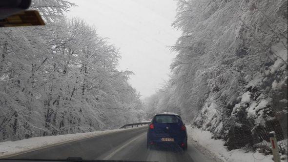 Zbog snijega usporeno saobraćanje - Avaz