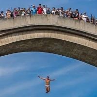Video / Tragedija izbjegnuta za nekoliko sekundi: Skok sa Starog Mosta koji je mogao fatalno završiti
