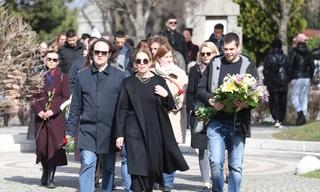 Porodica Zorana Đinđića položila vijenac na grob: Sin Luka nosio cvijeće, supruga Ružica na čelu kolone