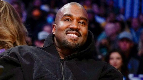 Kanye West, known as Ye, watches the first half of an NBA basketball game between the Washington Wizards and the Los Angeles Lakers in Los Angeles - Avaz