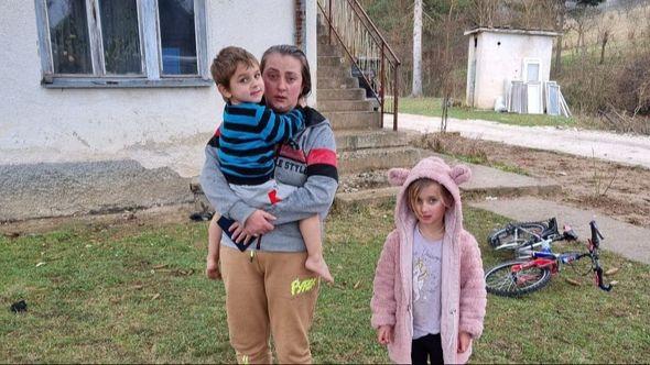 Adisa s dvoje djece ispred kuće - Avaz