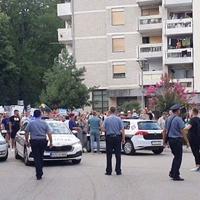 Jake policijske snage ispred hotela "Jablanica" dok je prolazila protestna šetnja zbog pretučene Enise Klepo