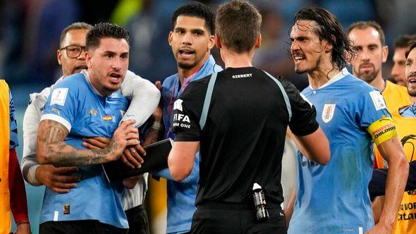 Uruguay's Edinson Cavani, right, argues with referee Daniel Siebert of Germany, at the end of a World Cup group H soccer match against Ghana at the Al Janoub Stadium in Al Wakrah - Avaz