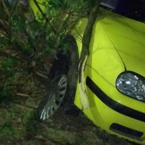 Haos u sarajevskom naselju: Pijani vozač golfom uletio u avliju, pa se zabio u drvo!