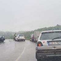 Nesreća u Cazinu: Sudarila se dva vozila, automobili slupani