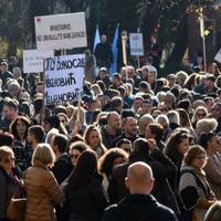 Više hiljada prosvjetnih radnika na protestu u Podgorici: Traže povećanje plaća