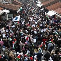Stotine građana krenulo u protestnu šetnju od Sebilja u znak podrške Palestini