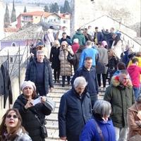 Velike gužve u Starom gradu u Mostaru: Brojni turisti načičkani na UNESCO-ovom spomeniku
