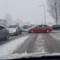 Kolaps na cesti pored aerodroma: Ugažen snijeg, ogromne gužve 