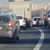 Pojačana frekvencija saobraćaja na putevima u BiH: Posebno duge kolone vozila u gradskim zonama