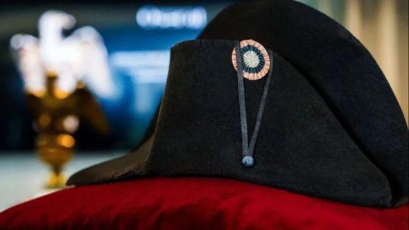 Dvoroga kapa od crnog dabra procijenjena je na vrijednost između 600.000 i 800.000 eura - Avaz