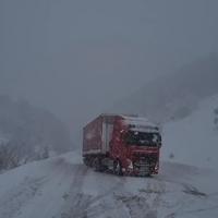 Video / Borba vozača kamiona s poledicom i snijegom na Makljenu